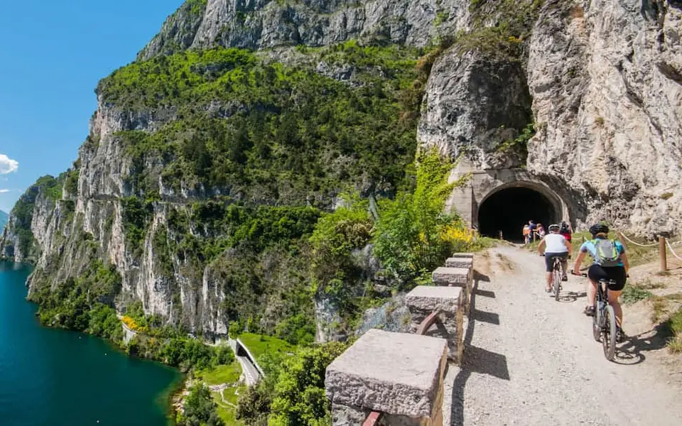 Explorez les merveilles du lac de Garde : sentier Ponale, sanctuaire de la Madonna della Corona et visite à vélo