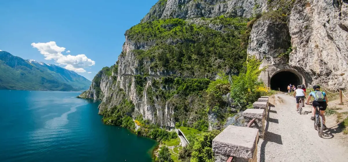 Explorez les merveilles du lac de Garde : sentier Ponale, sanctuaire de la Madonna della Corona et visite à vélo